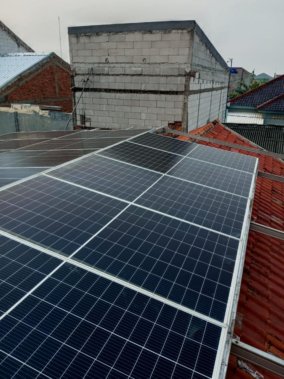 Array panel surya di atap rumah